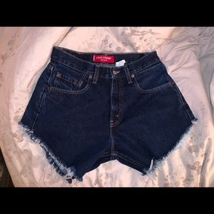 High wasted Levi shorts!